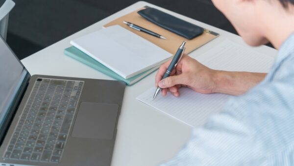 【2024年最新】証券外務員二種を学ぶためのおすすめ本：厳選5選